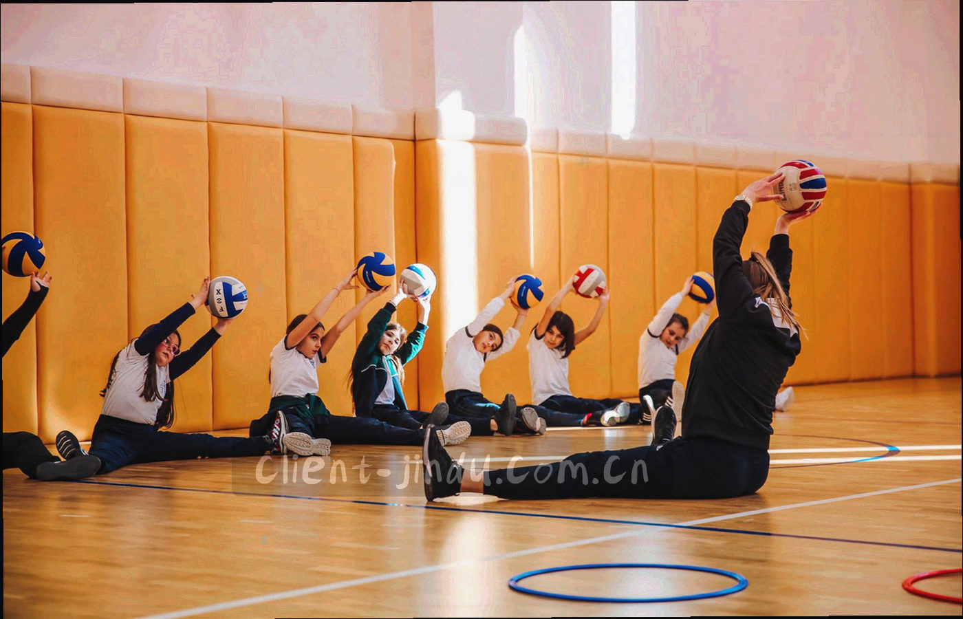 档案柜抽屉与金属标签特写，冷暖光交错，编号标签被高光强调